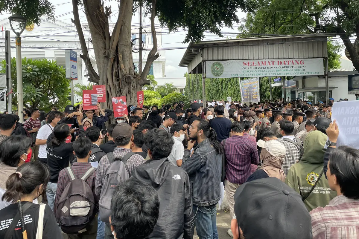 Ratusan orang geruduk PN Jakarta Timur jelang sidang putusan kasus dugaan pencemaran nama baik Luhut Binsar Pandjaitan dengan terdakwa Haris Azhar dan Fatia.