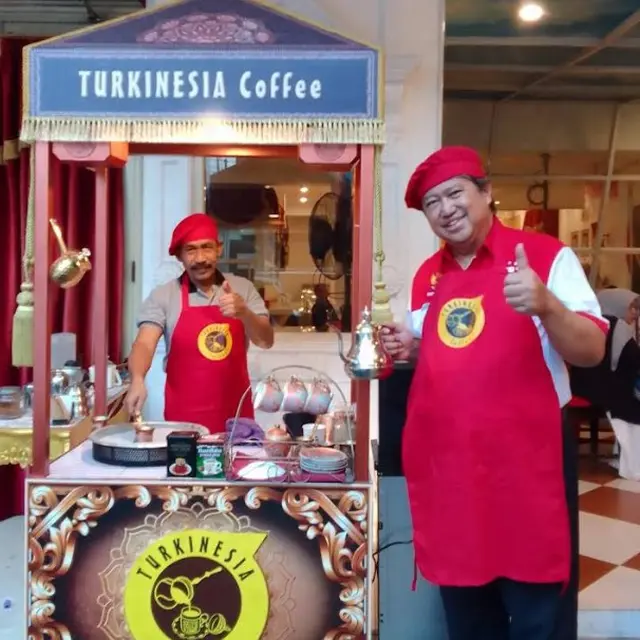 Potret Warung Sop Buntut Ayah Vidi Aldiano
