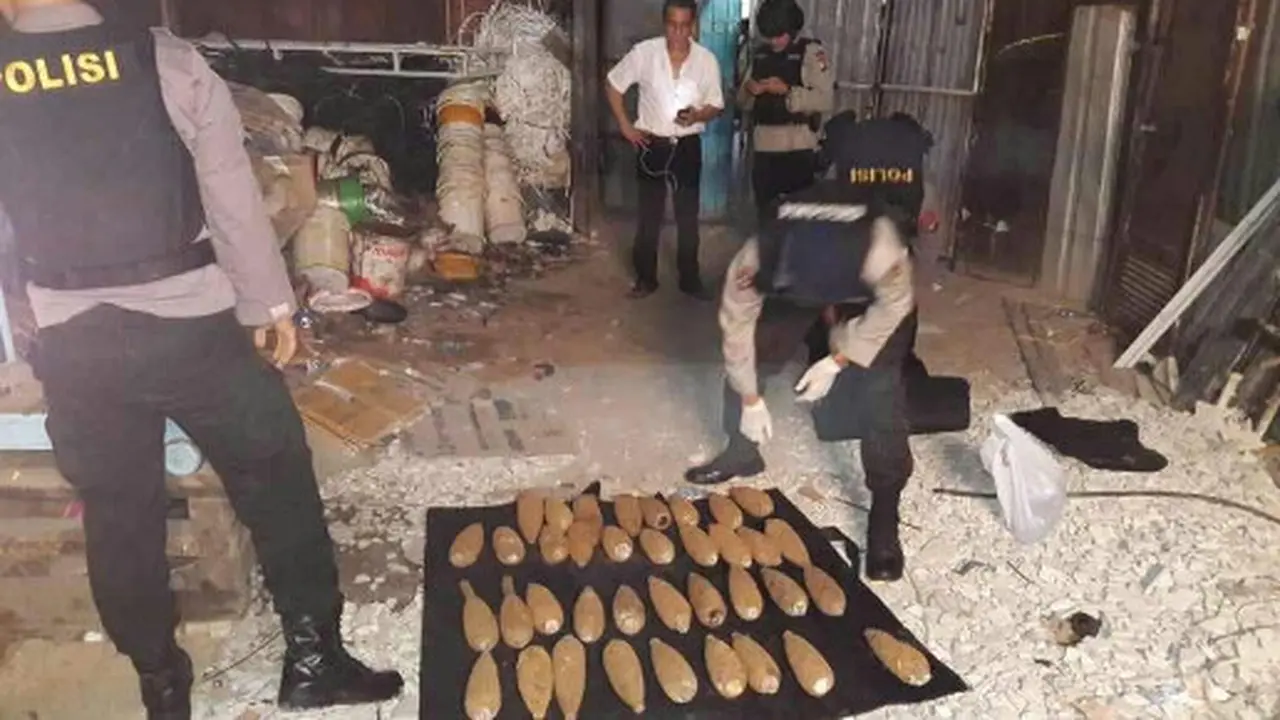 Tim Gegana tengah mengamankan puluhan mortir dan bom militer di gudang rongsokan, Cipondoh Kota Tangerang
