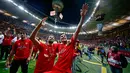 Coke dan Jose Antonio Reyes menyapa pendukung Sevilla di tengah perayaan gelar Liga Europa 2015 di Stadion Narodowy, Polandia, Kamis (28/5/2015). Sevilla memecahkan rekor meraih trofi Liga Europa terbanyak, yakni empat gelar. (Reuters/Kai Pfaffenbach)