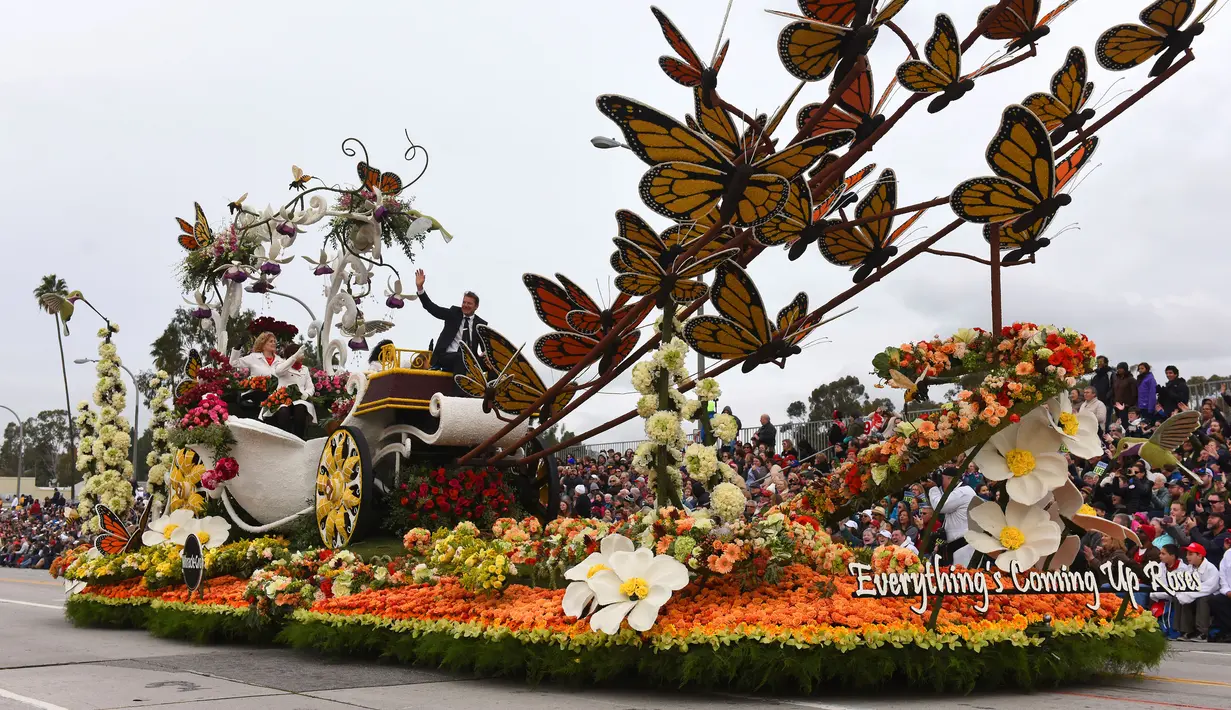  Mobil hias dari tim The Miracle- Gro berjudul "Everything's Coming Up Roses," menjadi pemenang Queen's Trophy pada parade mawar ke 128 di Pasadena, California, AS (2/1). Kegiatan ini sudah bermula sejak Tahun Baru pada 1890. (AP Photo/Michael Owen Baker)
