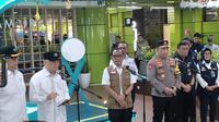 Menteri Koordinator Bidang Pembangunan Manusia dan Kebudayaan (Menko PMK), Pratikno pantau arus mudik di Stasiun Gambir. (Merdeka).