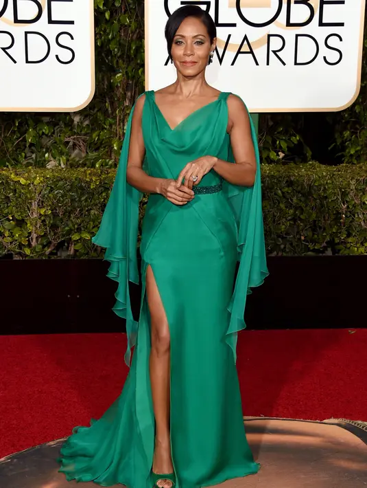 Jada baru saja membicarakan hubungannya dengan Tupac Shakur saat wawancara dengan Howard Stern. “Kau tahu, lucu. Sekarang lebih tua, saya punya pemahaman lebih tentang yang ada di antara kami,” kata Jada. (AFP/Bintang.com) Sumber: dailymail.co.uk