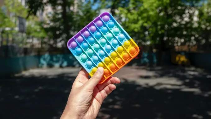 Tingkatkan Fokus Anak dengan Bermain Pop Its Toy