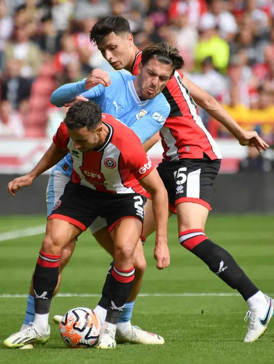<p>Manchester CIty terus menekan. Setelah melewatkan sejumlah peluang, tim tamu akhirnya mengubah skor pada pertengahan babak kedua. Pencetak gol tidak lain Haaland yang meneruskan umpan Jack Grealish di menit ke-62. (AP Photo/Rui Vieira)</p>