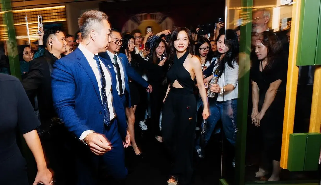 Kim Se Jeong kenakan busana serba hitam yang hadirkan pesona menawan di tengah keramaian fans [@clean_0828]