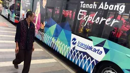 Warga melintas di samping bus transjakarta di Jalan Jati Baru Raya, Jakarta, Jumat (22/12). Terkait penataan PKL, Pemprov DKI Jakarta mulai menutup sepanjang jalan di depan Stasiun Tanah Abang pukul 08.00-18.00 WIB. (Liputan6.com/Immanuel Antonius)