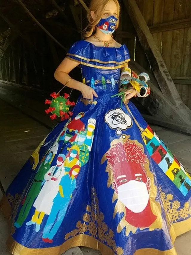 gadis buat gaun bertema corona dari lakban
