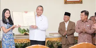 Artis cantik Maudy Ayunda terpilih menjadi Duta Melawan Perbudakan Modern. Artis dan penyanyi itu siap mengemban tugas menyebarkan pesan positif pada generasi muda Tanah Air. (Instagram/maudyayunda)