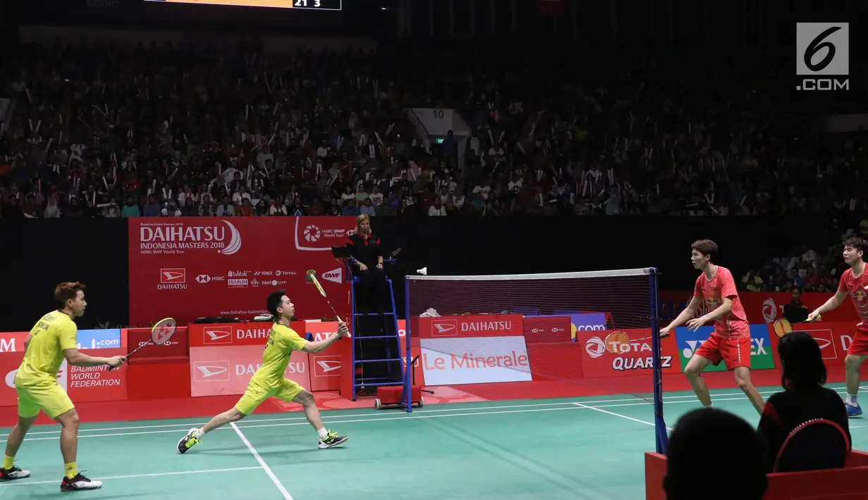 Kevin Sanjaya Sukamuljo/Marcus Fernaldi melakukan servis ke pasangan China, Li Junhui/Liu Yuchen pada babak final Indonesia Masters 2018 di Jakarta, Minggu (28/1). Kevin/Marcus sukses merebut gelar juara Indonesia Masters 2018. (Liputan6.com/Angga Yuniar)