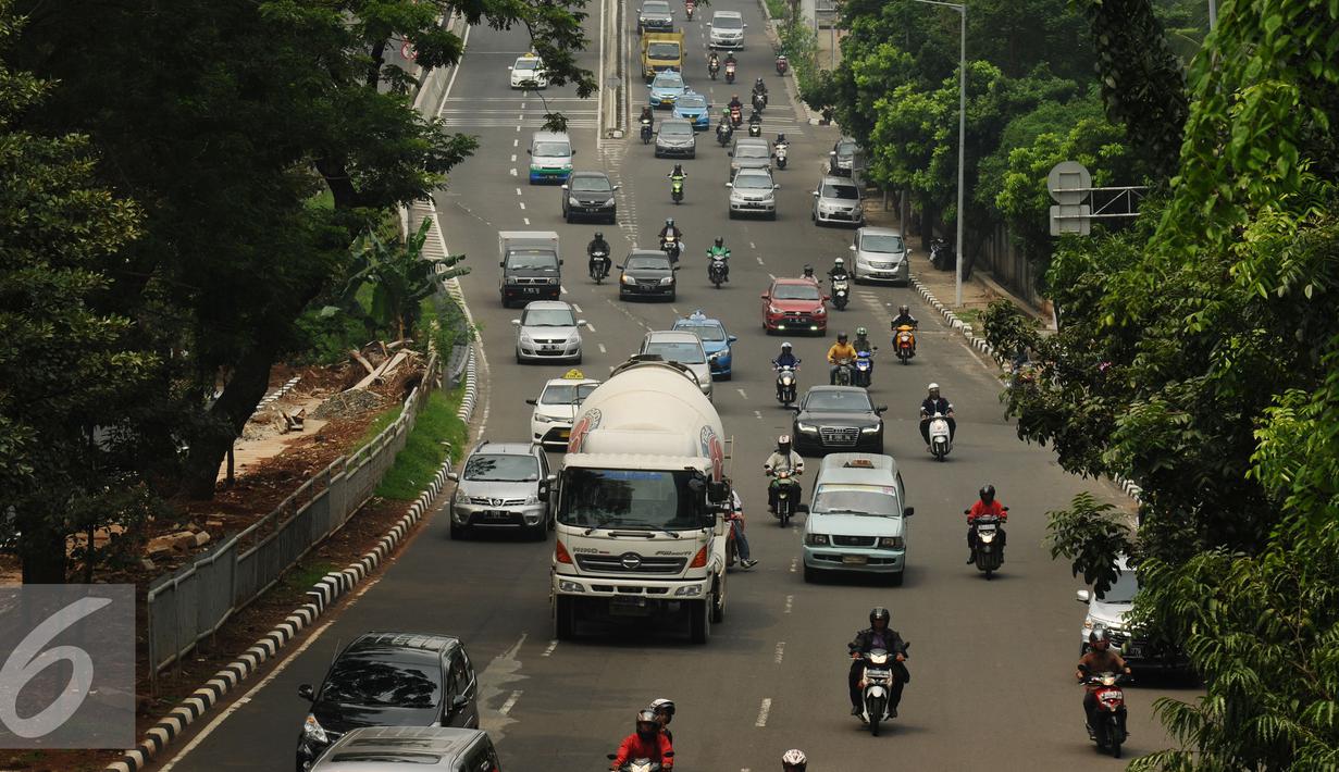 Sejumlah kendaraan melintas di Jalan Prof Dr Satrio, Kuningan, Jakarta, Senin (4/1/2016). Pasca libur panjang perayaan Natal 20015 dan Tahun Baru 2016, sejumlah ruas jalan ibukota mulai dipadati pengendara. (Liputan6.com/Helmi Fithriansyah)