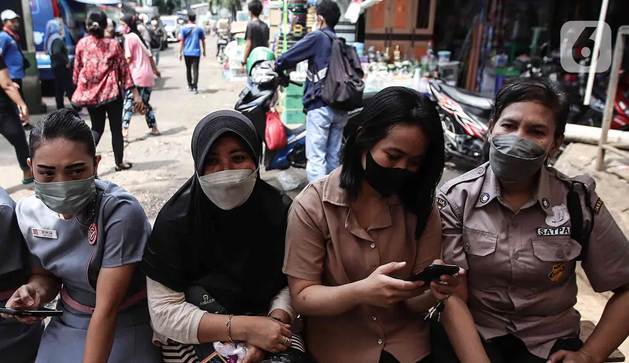 Sejumlah warga menunggu untuk menjalani vaksin ketiga (booster) di Pasar Palmerah, Jakarta, Selasa (19/4/2022). Satuan Tugas Penanganan Covid-19 merilis surat edaran yang mengatur pelaku perjalanan untuk keperluan mudik Idul Fitri 1443 H yakni vaksin booster. (Liputan6.com/Herman Zakharia)