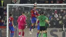 Pemain Crystal Palace Joachim Andersen menyundul bola saat melawan Stoke City pada pertandingan putaran kelima Piala FA di Selhurst Park, London, Inggris, 1 Maret 2022. Crystal Palace menang 2-1. (AP Photo/Ian Walton)