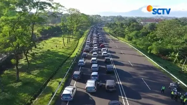 Pantauan udara memperlihatkan kepadatan arus lalu lintas dari Jakarta menuju kawasan Puncak, Bogor, Jawa Barat.