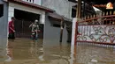 Beberapa pria juga terlihat berkeliling komplek untuk memancing ikan di depan rumah penduduk (Liputan6.com/Andrian M Tunay)