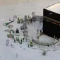 Sejumlah pekerja mengelilingi Kakbah di Masjidil Haram, Mekah, Arab Saudi, Kamis (5/3/2020). Pemerintah Arab Saudi mengosongkan sementara area Masjidil Haram untuk sterilisasi atas kekhawatiran penyebaran virus corona (COVID-19). (ABDEL GHANI BASHIR/AFP)