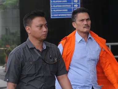Mantan Anggota DPRD Sumatera Utara Tonnies Sianturi tiba di Gedung KPK, Jakarta, Jumat (28/12). Tonnies akan menjalani pemeriksaan lanjutan oleh penyidik Komisi Pemberantasan Korupsi (KPK). (Merdeka.com/Dwi Narwoko)
