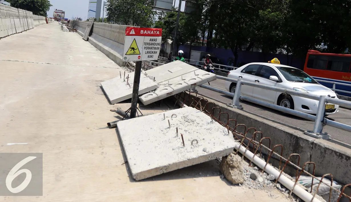 Kendaraan melintas di samping proyek jalan layang transjakarta Tandean-Ciledug, Jakarta, Selasa (13/9). Pembangunan Jalan Layang Bus Transjakarta Koridor XIII Ciledug-Tendean sudah sangat signifikan. (Liputan6.com/Helmi Afandi)