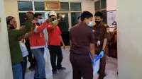 Petugas dari Kejaksaan Negeri Situbondo menyita sejumlah barang bukti dari Kantor Dinas Lingkungan Hidup (DLH) setempat. (Istimewa)