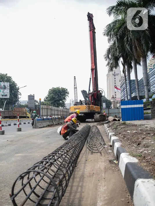 Pekerja membuat kerangka beton untuk pembangunan terowongan (underpass) Senen Extension di Pasar Senen, Jakarta, Sabtu (20/12/2019). Underpass yang pembangunan fisiknya ditarget selesai pada 2020 tersebut diharapkan dapat mengurangi kemacetan lalu lintas setempat. (Liputan6.com/Faizal Fanani)