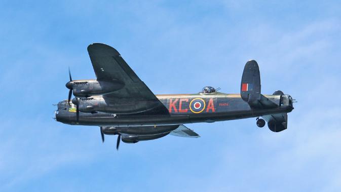 Ilustrasi pesawat pembom Avro Lancaster yang dipakai Angkatan Udara Inggris pada masa Perang Dunia II. (Sumber Wikimedia Commons)