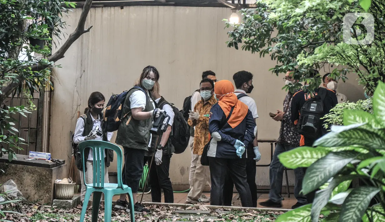 Tim Komnas HAM  meninjau TKP kasus penembakan Brigadir Yosua Nofriansyah Hutabarat atau Brigadir J di rumah dinas eks Kadiv Propam Polri Irjen Ferdy Sambo, Duren Tiga, Jakarta Selatan, Senin (15/8/2022). Kedatangan dua komisioner Komnas HAM tersebut untuk mencocokkan data-data yang sudah dikumpulkan dengan kondisi di TKP. (merdeka.com/Iqbal S Nugroho)