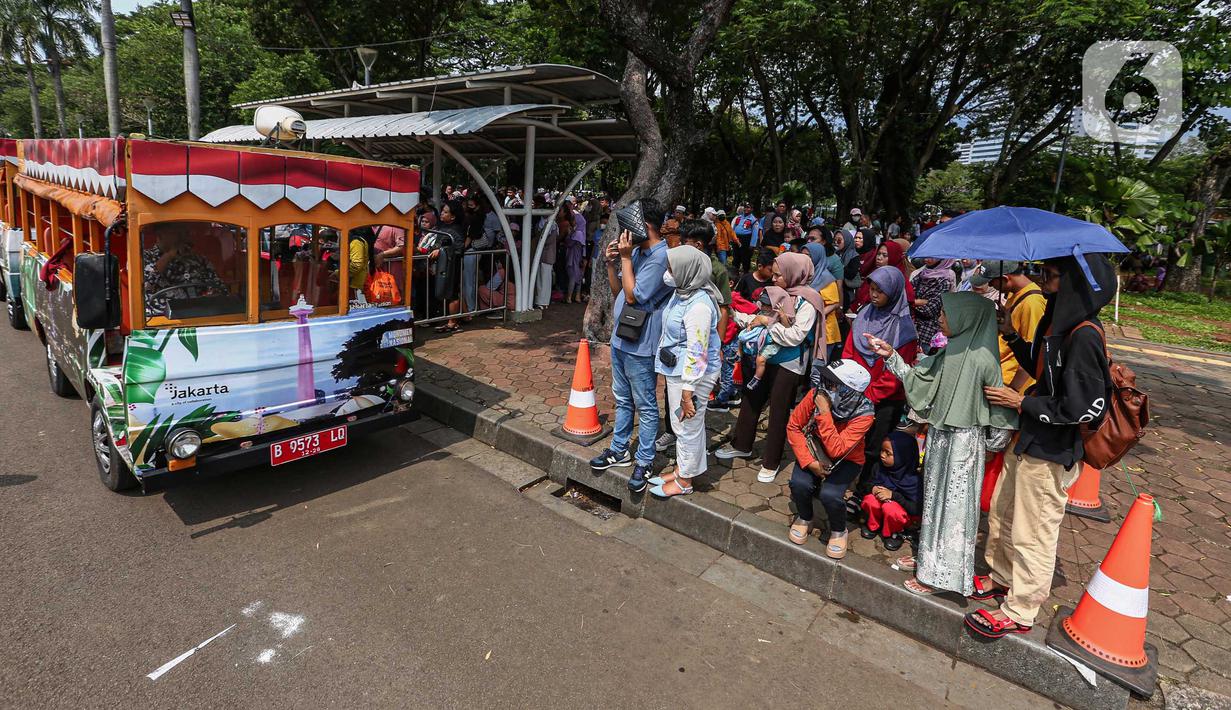 Pengelola juga menyediakan kereta wisata yang akan mengantar pengunjung dari pintu masuk kawasan menuju area tugu Monumen Nasional. (Liputan6.com/Angga Yuniar)