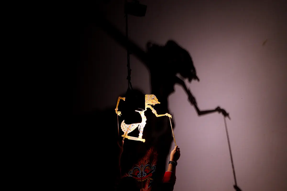 FOTO: Ketika Dalang Ki Anom Mainkan Wayang Kulit Lakon Bima Jumeneng Guru Bangsa