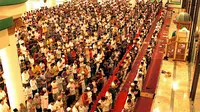 Salat Tarawih di Masjid Raya Almunawwar Ternate. (Liputan6.com/Hairil Hiar)