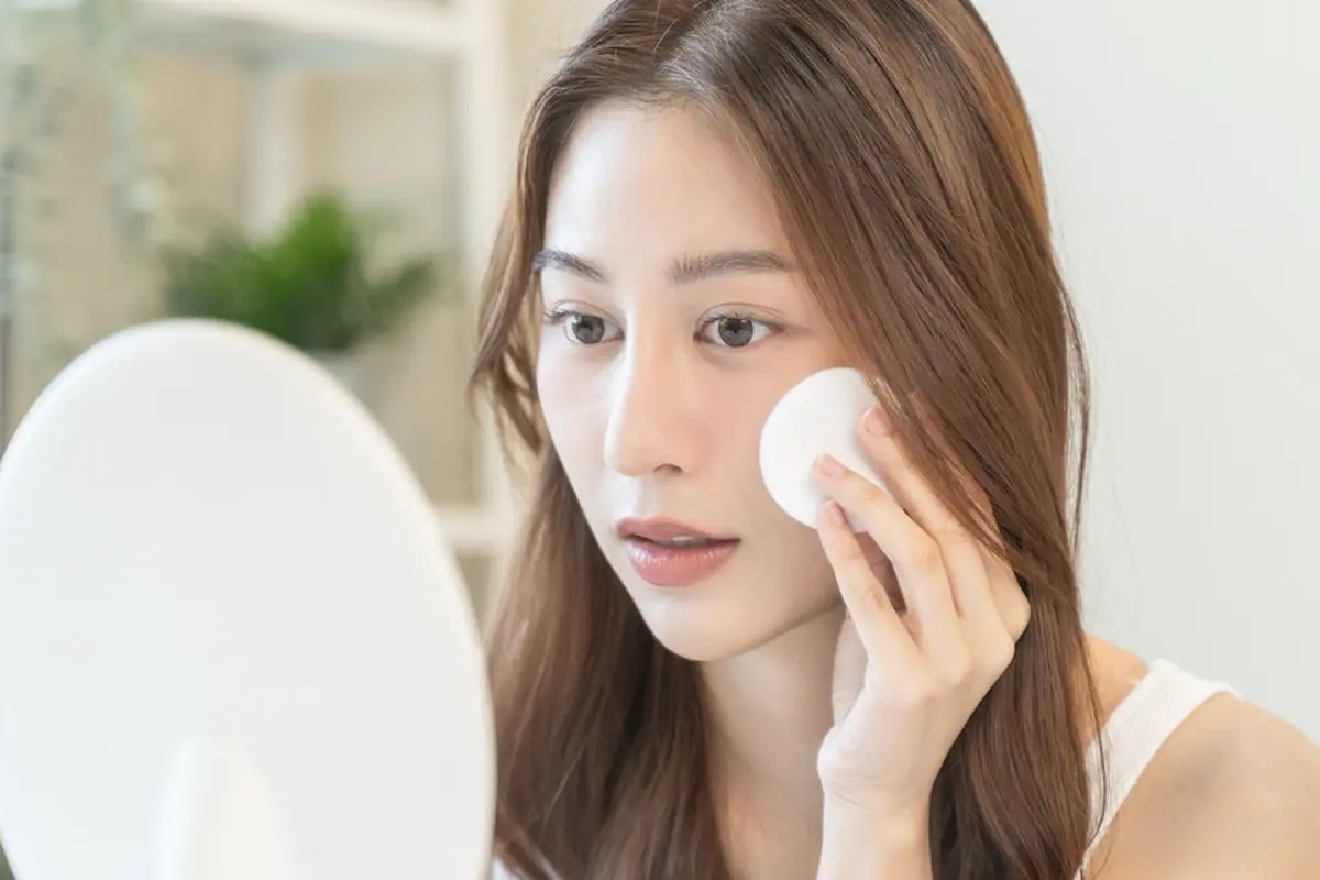 Ilustrasi wanita menggunakan skincare