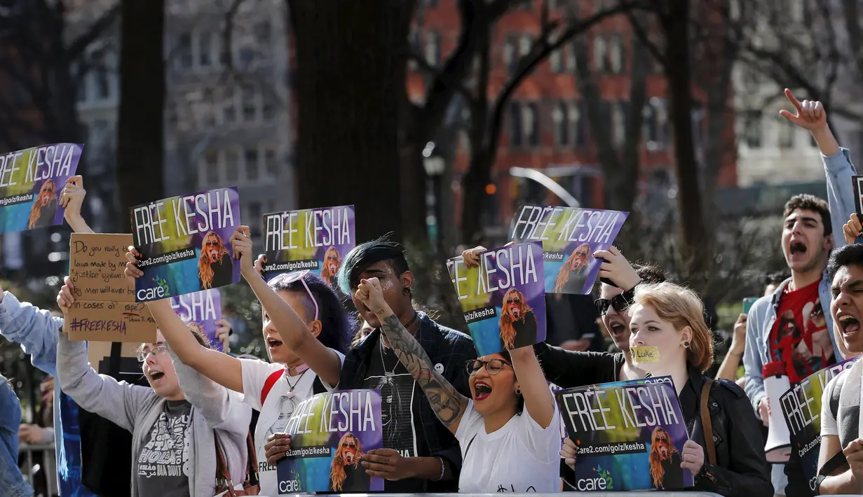 Penggemar Kesha menggelar unjuk rasa di luar markas Sony di New York, Jumat (11/3). Mereka mengajukan petisi kepada perusahaan rekaman Sony untuk memutuskan hubungan Kesha dengan produsernya yang dituduhnya telah memperkosa dirinya (REUTERS/Lucas Jackson)