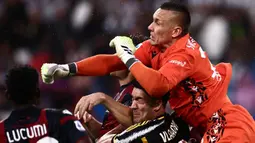 Kiper asal Polandia berusia 32 tahun, Lukasz Skorupski yang didatangkan Bologna sejak awal musim 2018/2019 dari AS Roma mampu membawa I Rossoblu menempati posisi keempat klasemen sementara Serie A 2023/2024 dengan mengoleksi 54 poin setelah melewati 29 laga. Hanya absen 3 kali dari 29 laga, ia mampu mencatat 10 kali clean sheet dan kebobolan 24 gol. (AFP/Marco Bertorello)