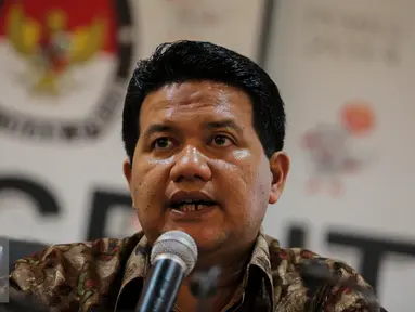 Ketua KPU, Husni Kamil memberikan keterangan pers di Gedung KPU, Jakarta, Selasa (11/8/2015). KPU menutup pendaftaran kembali calon bupati & wakil bupati di 7 Kabupaten yang sebelumnya hanya mempunyai satu pasangan calon. (Liputan6.com/Faizal Fanani)