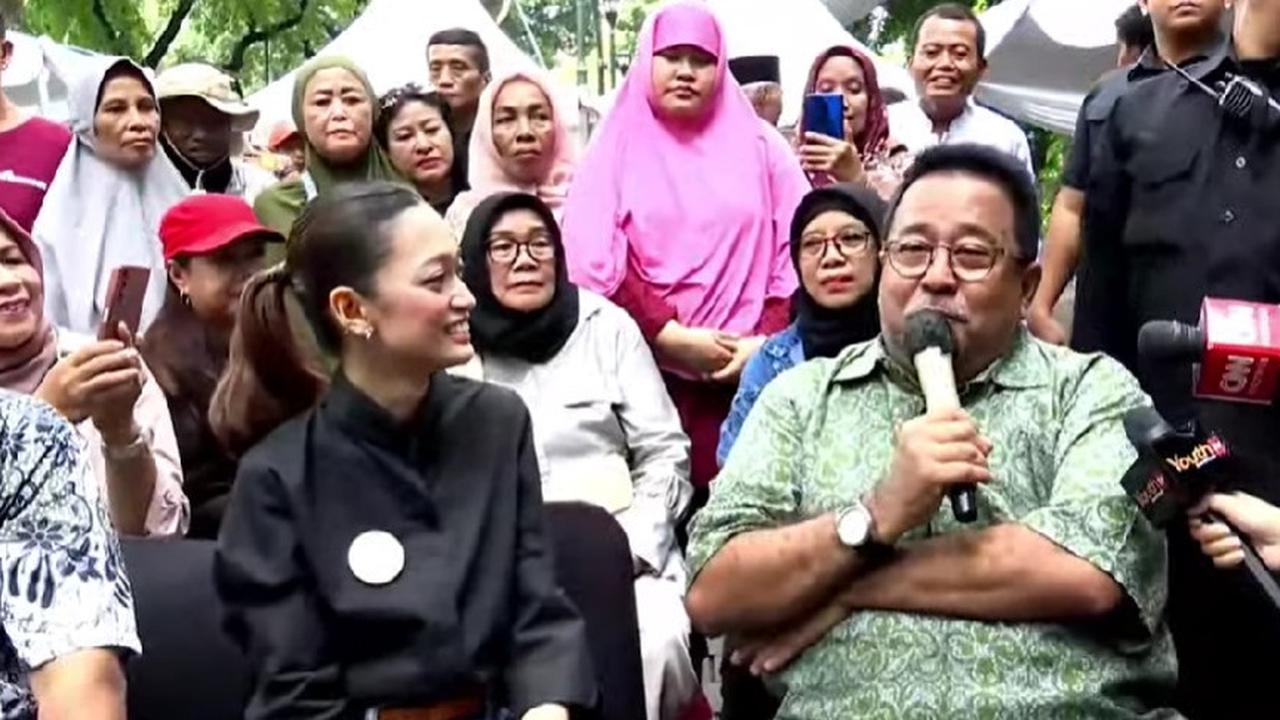 Wakil Gubernur Terpilih Rano Karno atau Doel ikut merayakan ulang tahun Ketua Umum PDI Perjuangan bersama para seniman dan warga di Taman Suropati, Jakarta. (Istimewa)