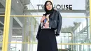 Tak melulu menggunakan outfit berwarna pastel dan cerah, Richa juga tetap cantik dan menawan meski menggunakan baju padu padan berwarna gelap. Seperti jaket kulit dan juga sepatu. (Liputan6.com/IG/@richaiskak)