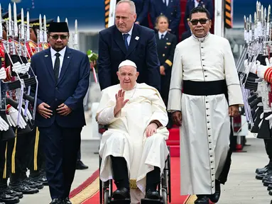 Paus Fransiskus (tengah) menggunakan kursi roda saat tiba di Bandara Internasional Soekarno-Hatta di Tangerang, Banten pada Selasa 3 September 2024. (Tiziana FABI/AFP)