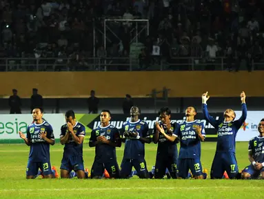 Sejumlah pemain Persib Bandung berdoa saat laga adu penalti melawan Persipura Jayapura di Stadion Gelora Sriwijaya, Palembang, (7/11/2014). (Liputan6.com/Helmi Fithriansyah)
