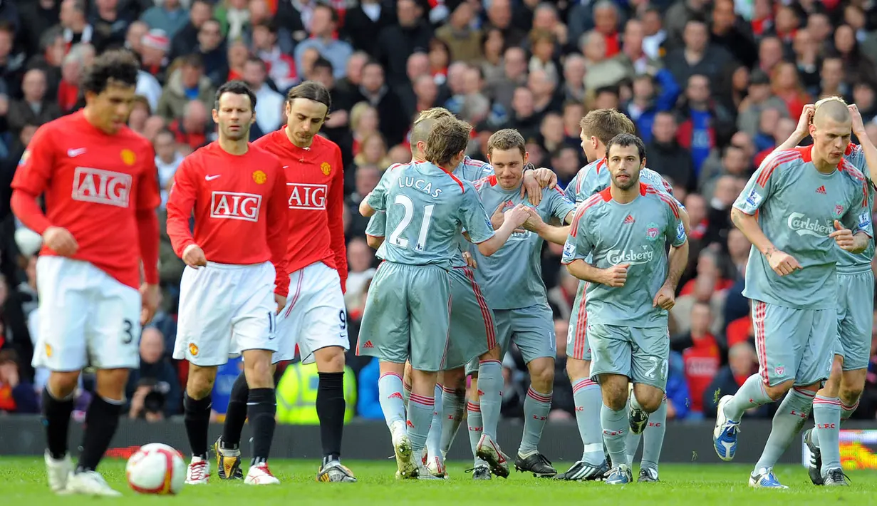 Para pemain Liverpool merayakan gol yang dicetak Fabio Aurelio ke gawang Manchester United pada laga Liga Inggris di Stadion Old Trafford, Inggris, Sabtu (14/3/2009). MU kalah 1-4 dari Liverpool. (AFP/Andrew Yates)