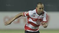 Striker Madura United, Odemwingie, saat pertandingan melawan Bhayangkara FC pada  laga lanjutan liga 1 di Stadion Patriot, Bekasi, kamis (13/7/2017). Bhayangkara FC menang 2-1 atas Madura United. (Bola.com/M Iqbal Ichsan)