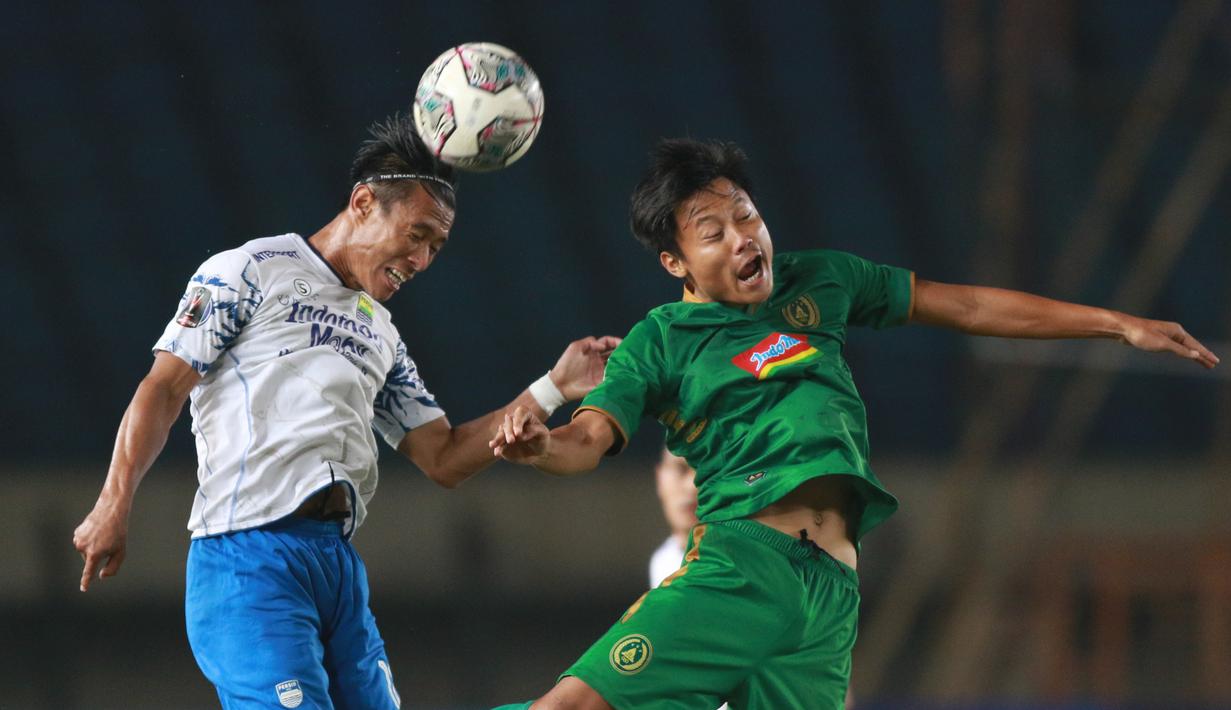 <p>Pemain Persib Bandung, Henhen Herdiana (kiri) berebut bola dengan pemain PSS Sleman, Muhammad Rifky Suryawan saat laga perempat final Piala Presiden 2022 antara Persib Bandung melawan PSS Sleman di Stadion Si Jalak Harupat, Bandung, Jumat (01/07/2022). (Bola.com/Bagaskara Lazuardi)</p>