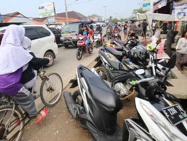 Sejumlah pengendara terjebak macet di pasar Tumpah Bangkir Indramayu, Jawa Barat, Jumat (30/6). Pasar Tumpah Bangkir yang di padati pengunjung di H+5 libur lebaran menyebabkan kemacetan arus lalu lintas ke Arah Jakarta. (Liputan6.com/Helm Afandi)