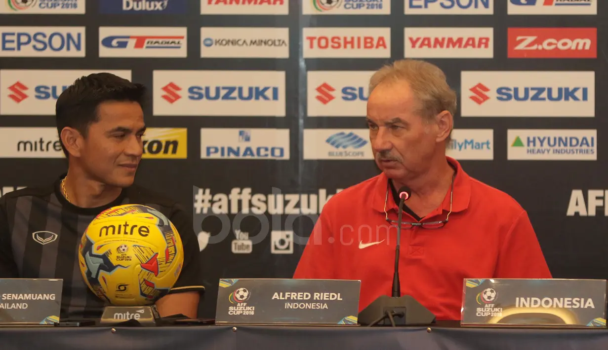 Tatapan Pelatih Thailand, Kiatisuk Senamuang, ke arah pelatih Timnas Indonesia, Alfred Riedl, saat konferensi pers di Hotel Aston, Sentul. (13/12/2016). (Bola.com/Nicklas Hanoatubun)