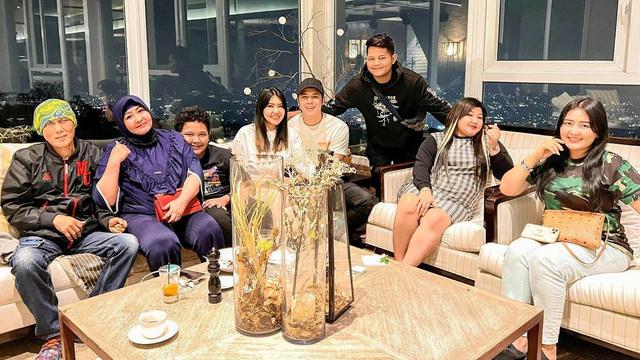 Curhat Sulitnya Jadi Anak Pertama, Ini 6 Potret Via Vallen dan Keluarga