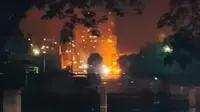 Penampakan api di Kilang Minyak Putri Tujuh Pertamina Dumai usai terjadi ledakan. (Liputan6.com/M Syukur)