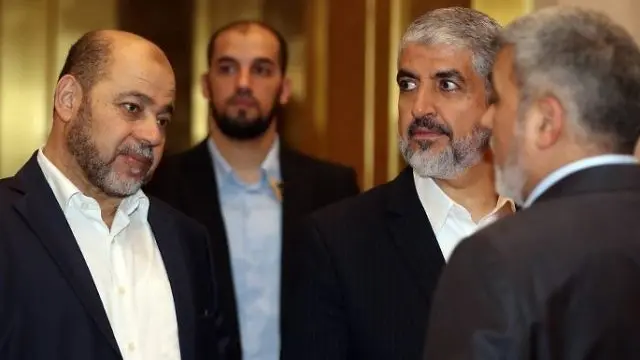 Khaled Meshaal, pemimpin politik Hamas sebelumnya (kanan). (Karim Jaafar/AFP)
