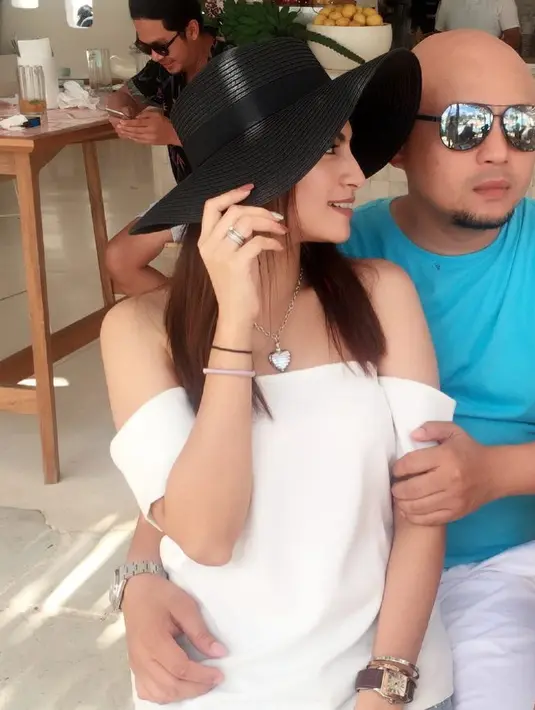 Saat hadir dalam acara tersebut, ia kebetulan ketemu salah satu artis yang sudah sudah syari. Dari situlah ia mulai memantapkan untuk menutup auratnya. (Instagram/ashasyara)