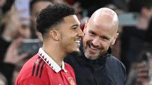 Pemain Manchester United, Jadon Sancho, tersenyum saat akan dimasukkan Erik ten Hag melawan Nottingham Forest pada leg kedua babak semifinal Carabao Cup, Stadion Old Trafford, Jumat (2/2/2023). Setelah cukup lama hilang, Sancho muncul di skuad United pada duel lawan Nottingham. Pada menit ke-63, Sancho dimainkan untuk menggantikan Antony. (AFP/Paul Ellis)