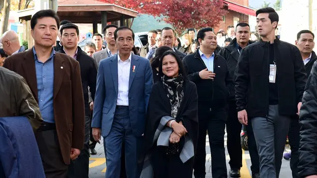 Presiden Joko Widodo atau Jokowi dan Ibu Negara Iriana di Busan, Korea Selatan, Minggu (24/11/2019).