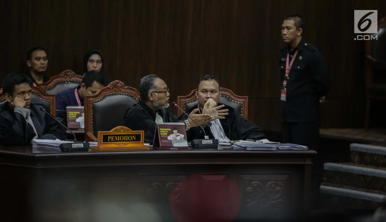 Ketua Tim Hukum Prabowo-Sandi, Bambang Widjojanto berdebat dengan Anggota tim hukum TKN Luhut Pangaribuan, Jakarta, Selasa (18/6/2019). Perdebatan dimulai terkait ucapan Bambang bahwa terdapat beberapa saksinya yang mendapat ancaman, dan butuh perlindungan dari LPSK. (Liputan6.com/Faizal Fanani)