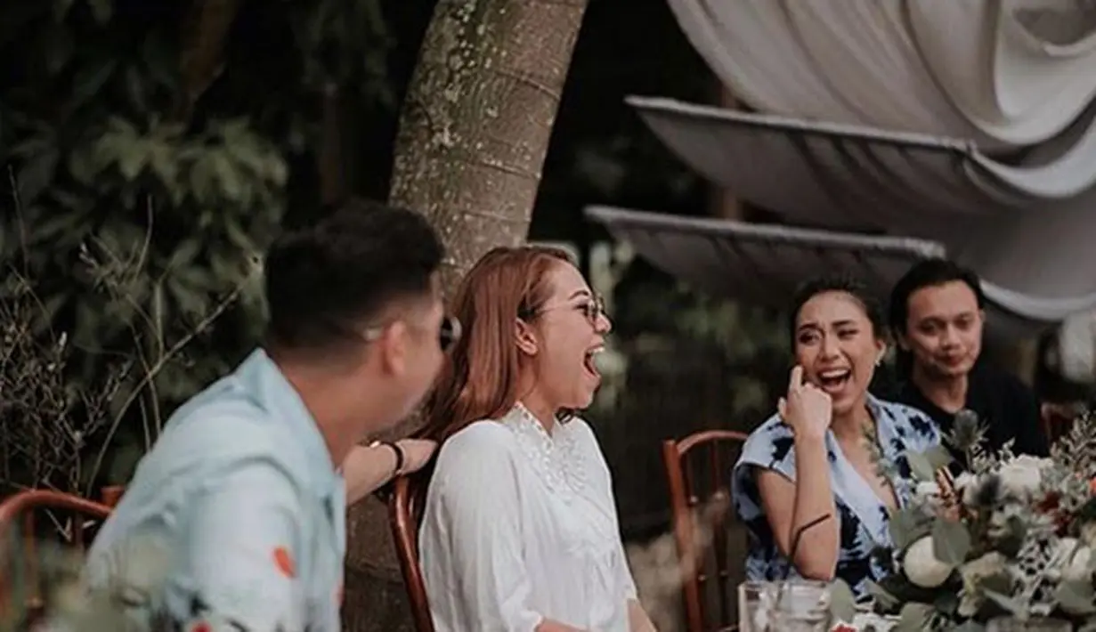 Tidak membutuhkan waktu yang lama untuk menjadi sepasang kekasih, akhirnya Keenan Pearce telah resmi menikahi Gianni Fajri menjadi istrinya. Selamat berbahagia, Keenan dan Ghyan. (Instagram/keenan.ghyan)